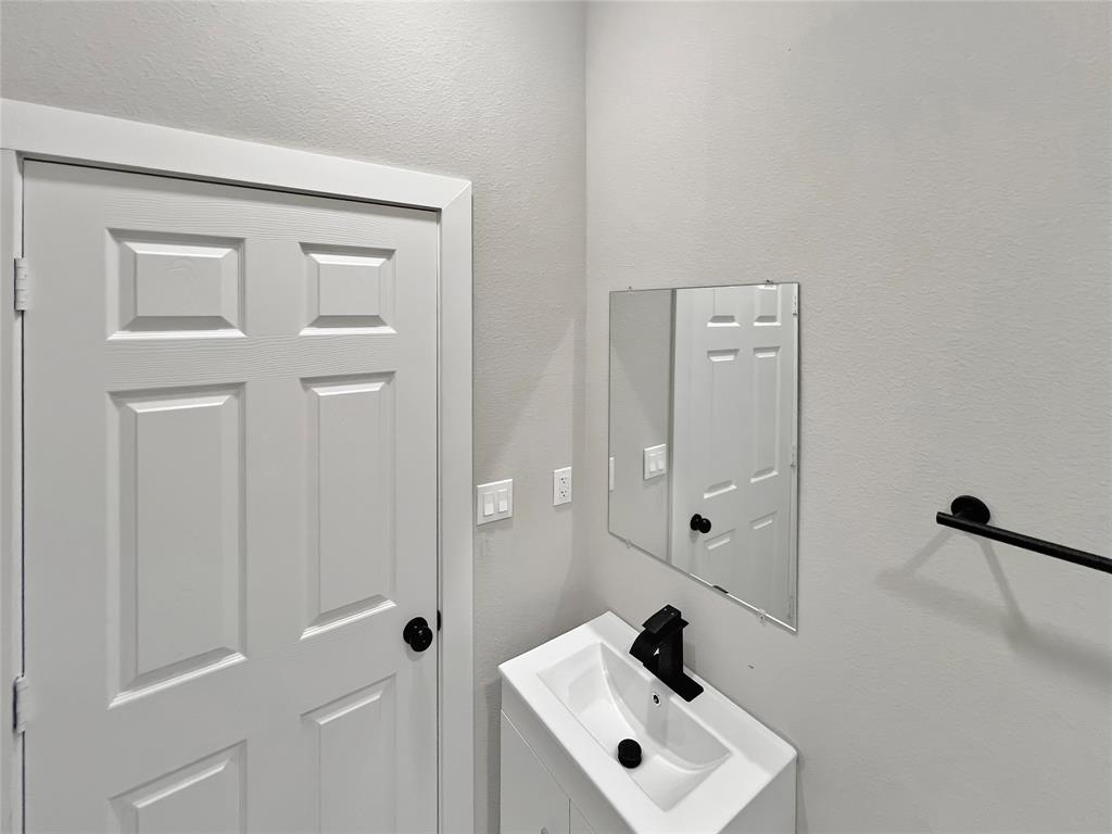 5530 Reiger Avenue, Unit 5528 Dallas, TX 75214 - Photo 20 of 40 a bathroom with a sink and mirror