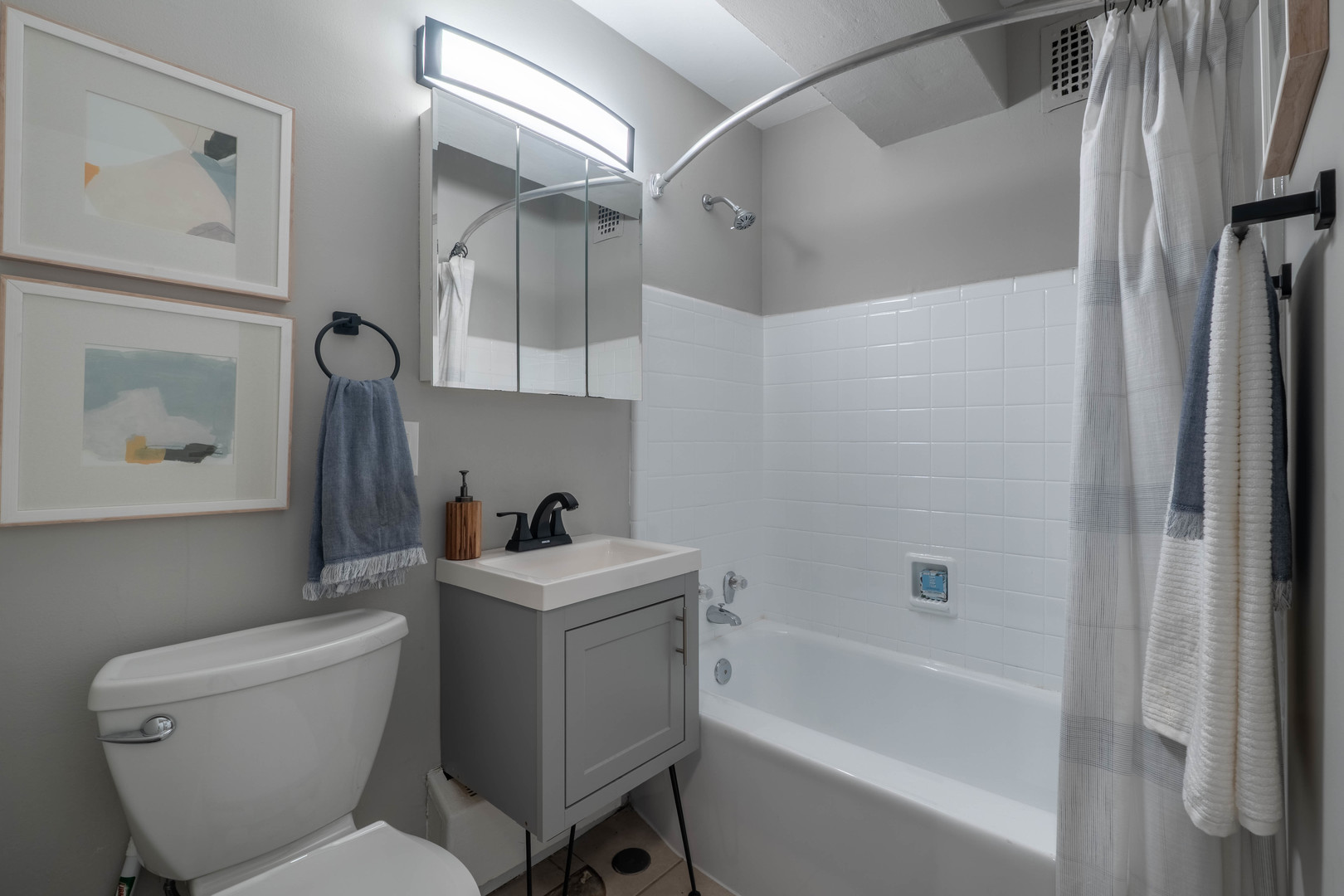 5815 North Sheridan Road, Unit 1103 Chicago, IL 60660 - Photo 3 of 12 a bathroom with a toilet sink and bathtub