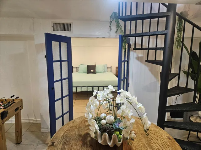 a view of a livingroom with furniture