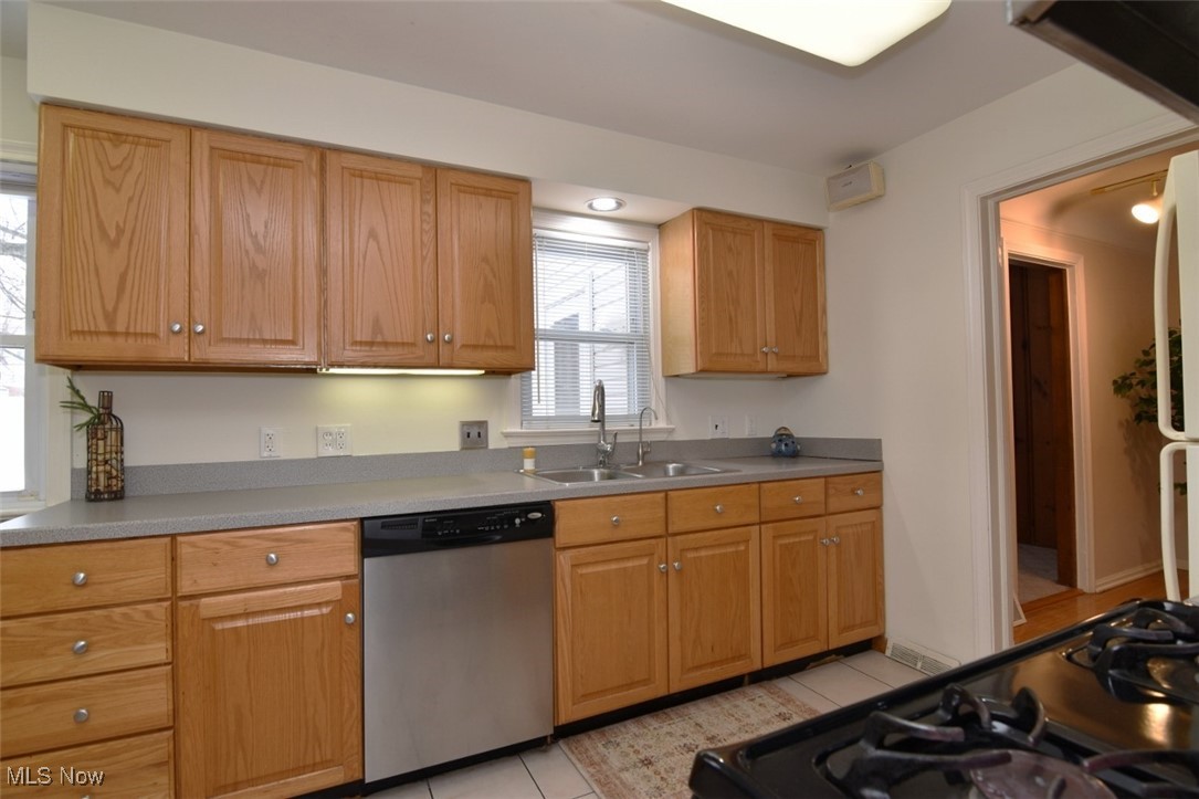 1491 Edgefield Road Cleveland, OH 44124 - Photo 19 of 41
