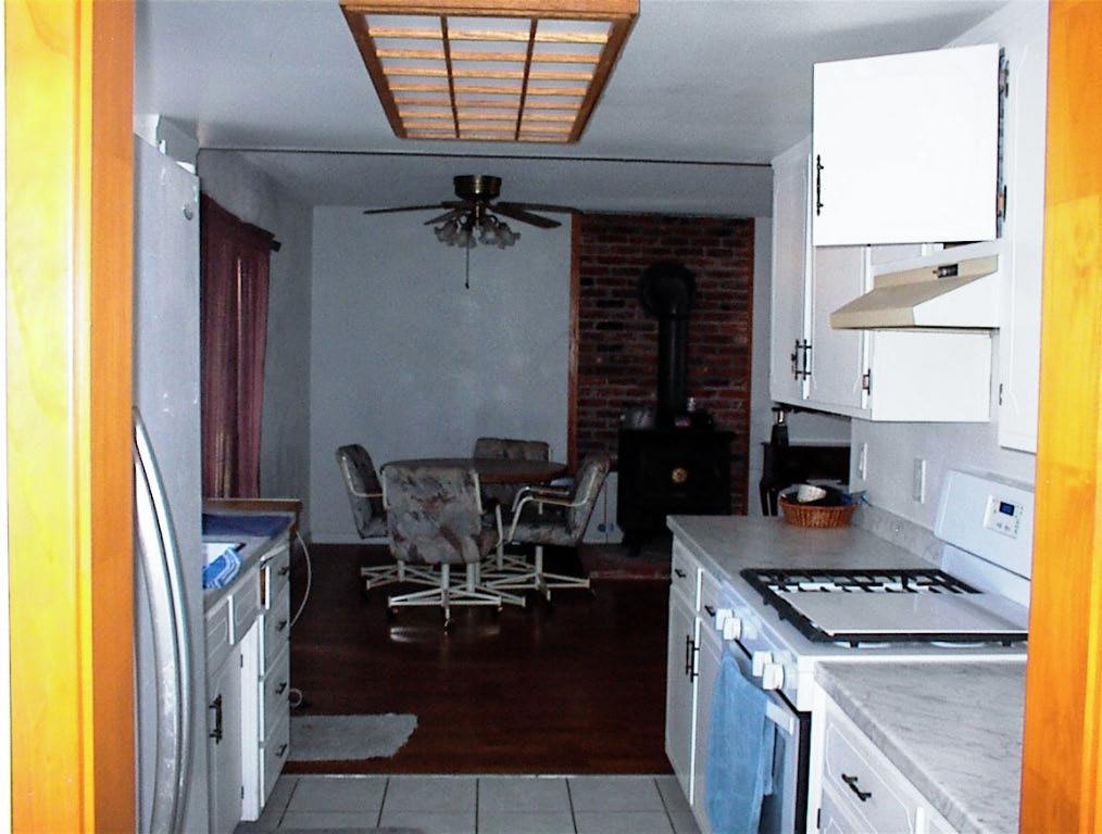 50245 Greenhill Road Squaw Valley, CA 93675 - Photo 14 of 25 a kitchen with a stove and a refrigerator