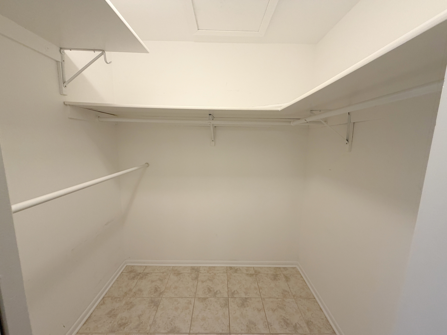 22 Creekside Circle, Unit D Elgin, IL 60123 - Photo 14 of 23 a view of small space