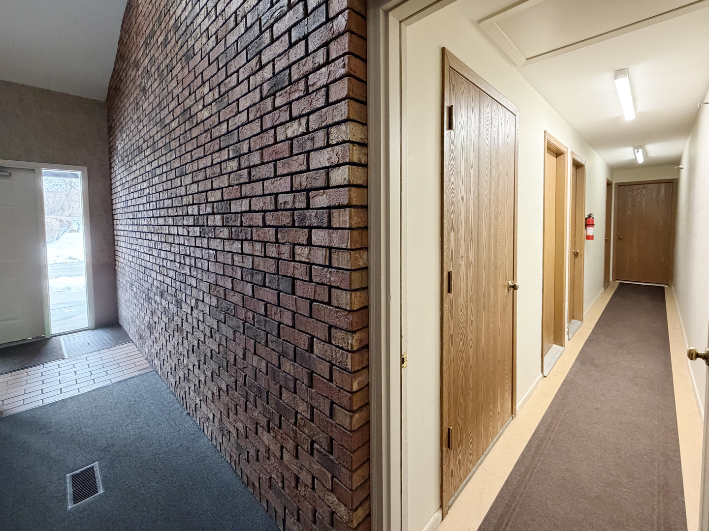 22 Creekside Circle, Unit D Elgin, IL 60123 - Photo 21 of 23 a view of a bathroom