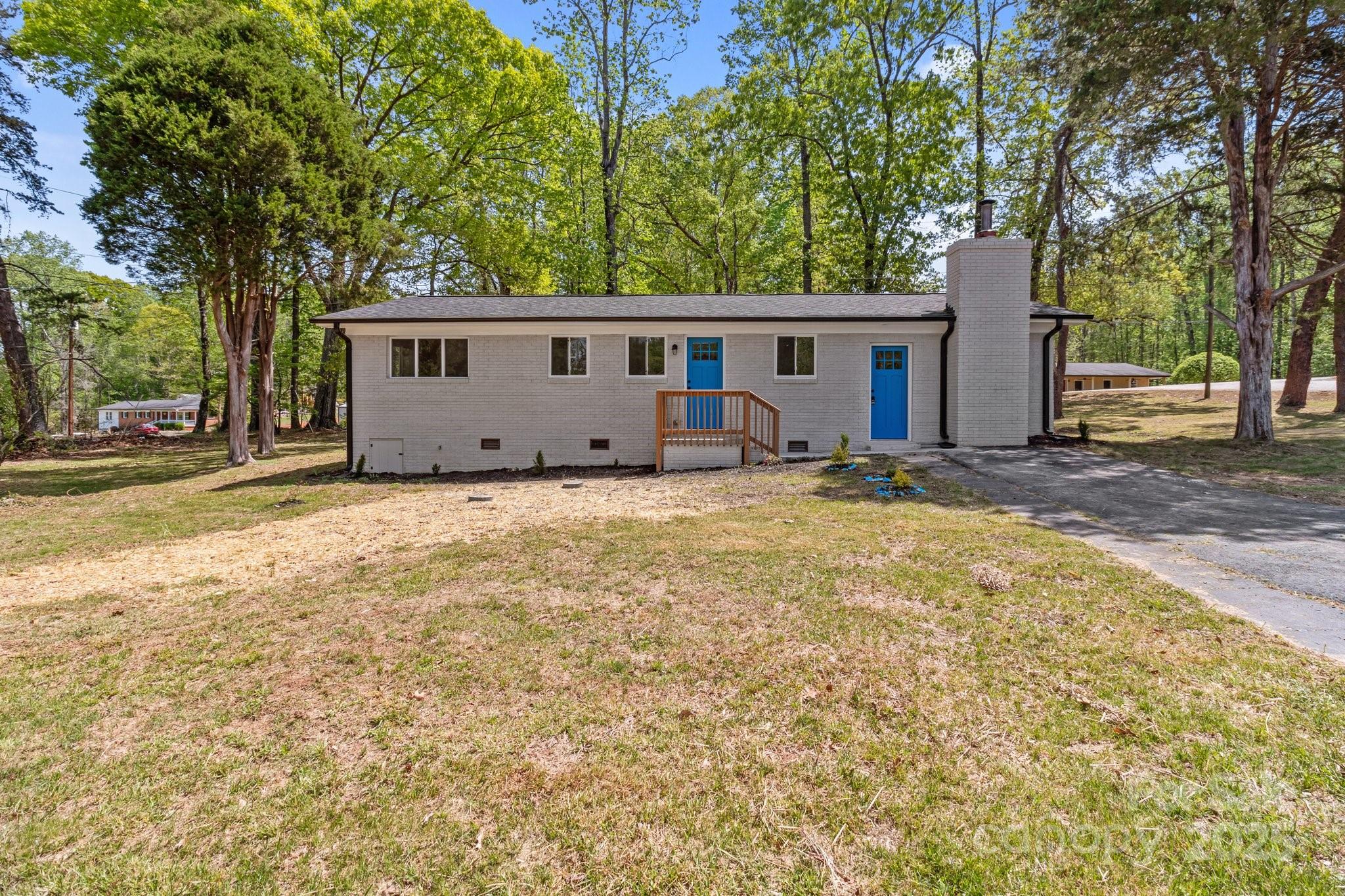 a view of a house with a yard
