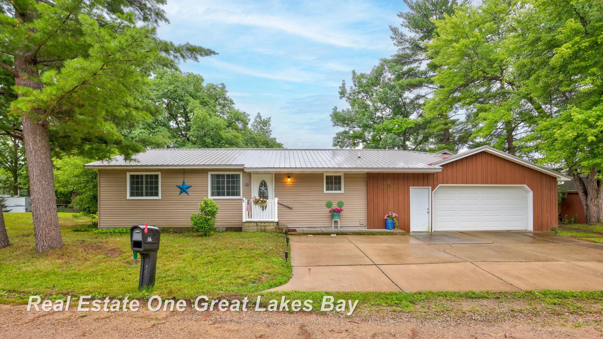 114 Riverside Drive Beaverton, MI 48612 - Photo 4 of 57 Gallery Image 4