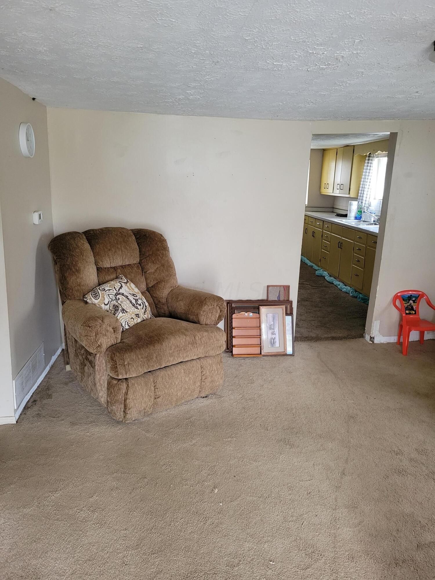 92 Riley Avenue London, OH 43140 - Photo 9 of 39 Living room
