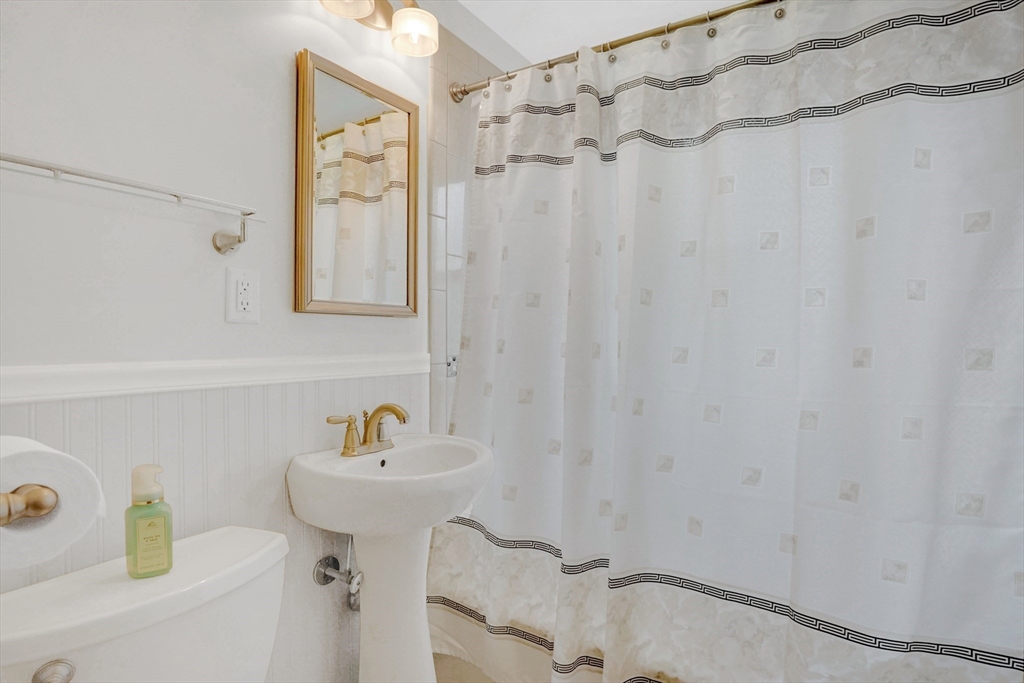 328 Hartwick Street Springfield, MA 01108 - Photo 13 of 37
