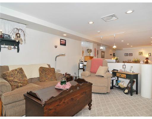 62 Warwick Street Woonsocket, RI 02895 - Photo 8 of 20 Living Room.