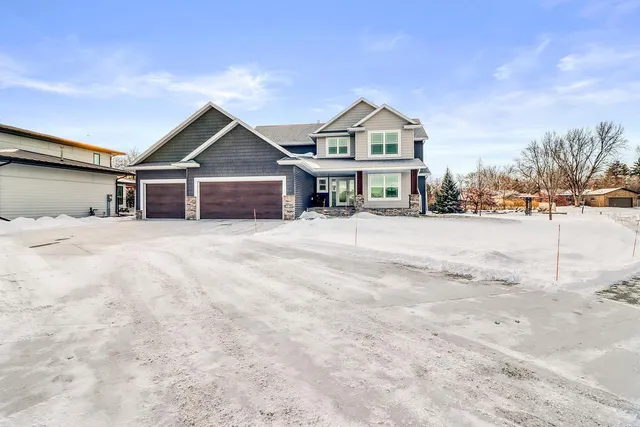 $800,000 | 3521 Grandwood Drive North, Fargo, ND 58102