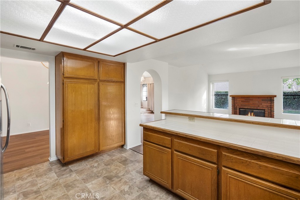 2176 Glenview Terrace Riverside, CA 92506 - Photo 12 of 36 a room with sink and mirror