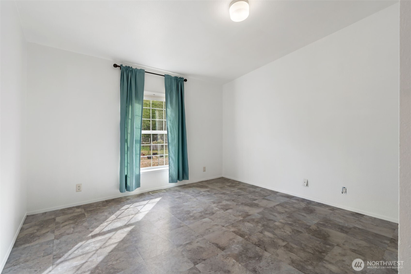 1332 Centralia Alpha Road Chehalis, WA 98532 - Photo 18 of 40 a view of an empty room with a window