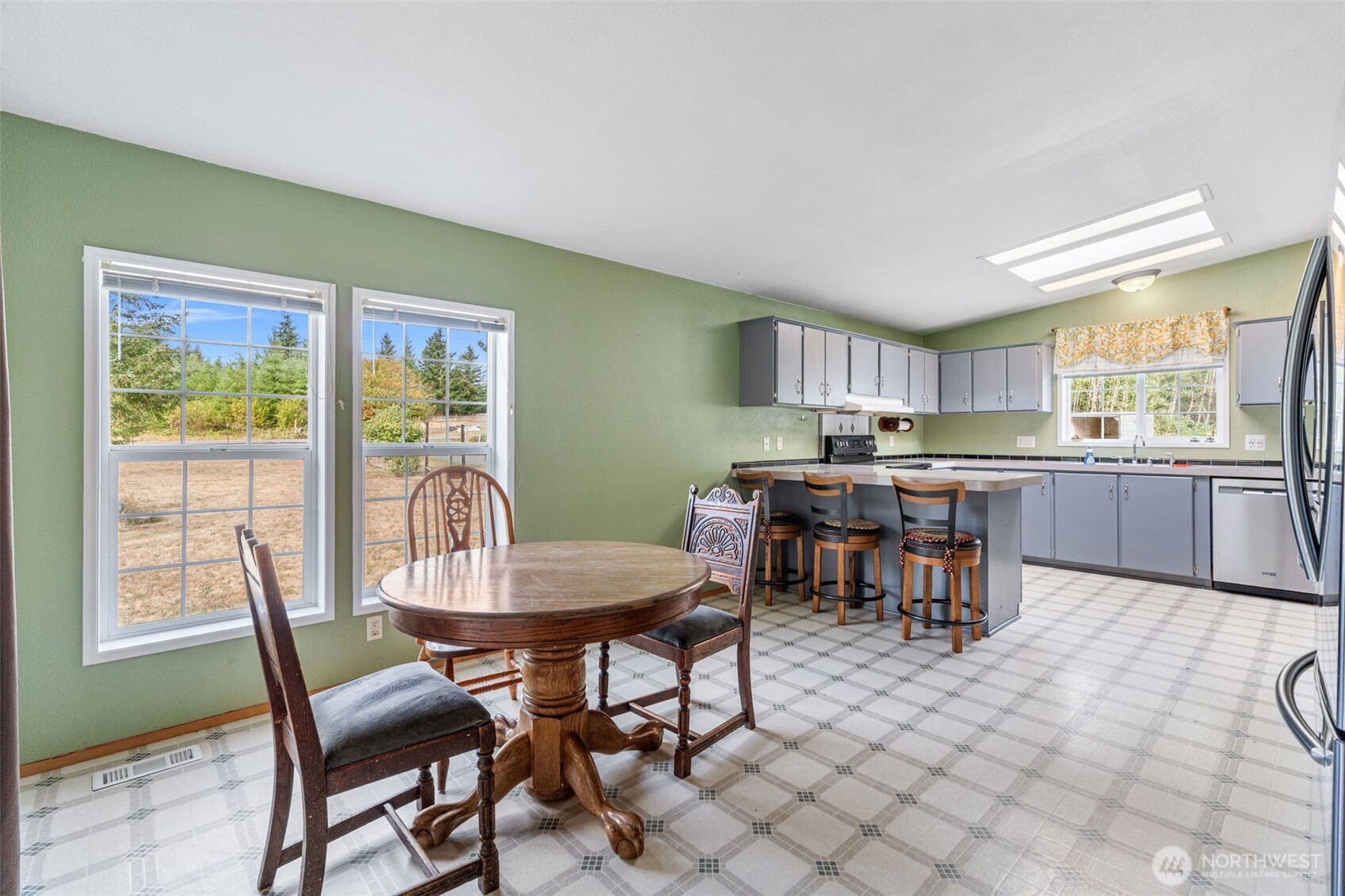 1332 Centralia Alpha Road Chehalis, WA 98532 - Photo 19 of 40 a dining room with furniture and window