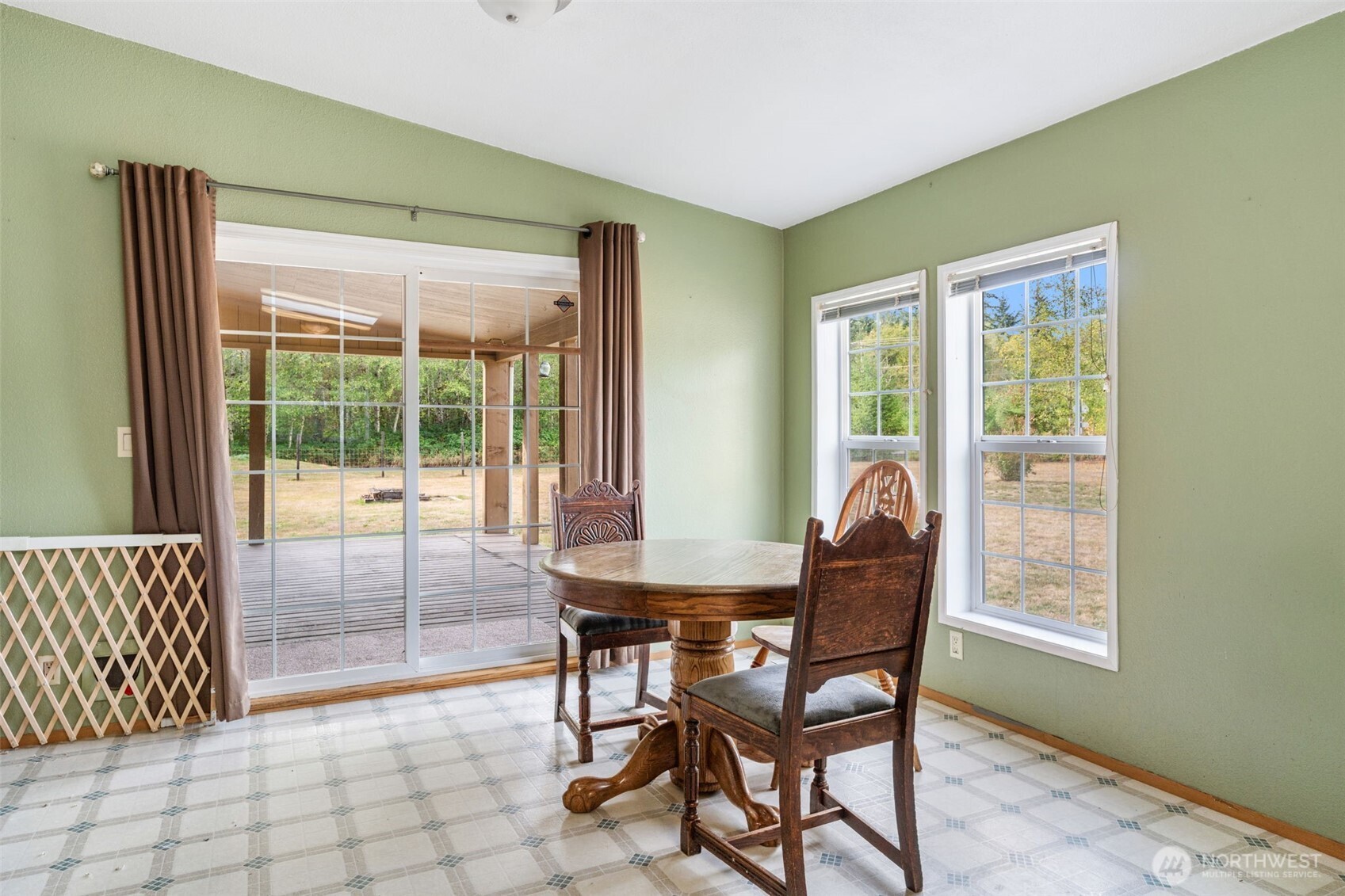 1332 Centralia Alpha Road Chehalis, WA 98532 - Photo 21 of 40 a dining room with furniture and large windows