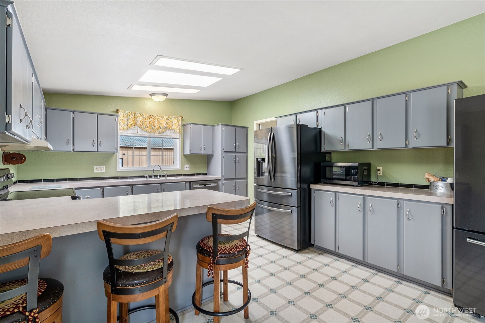 1332 Centralia Alpha Road Chehalis, WA 98532 - Photo 22 of 40 a kitchen with stainless steel appliances a table chairs refrigerator and a sink