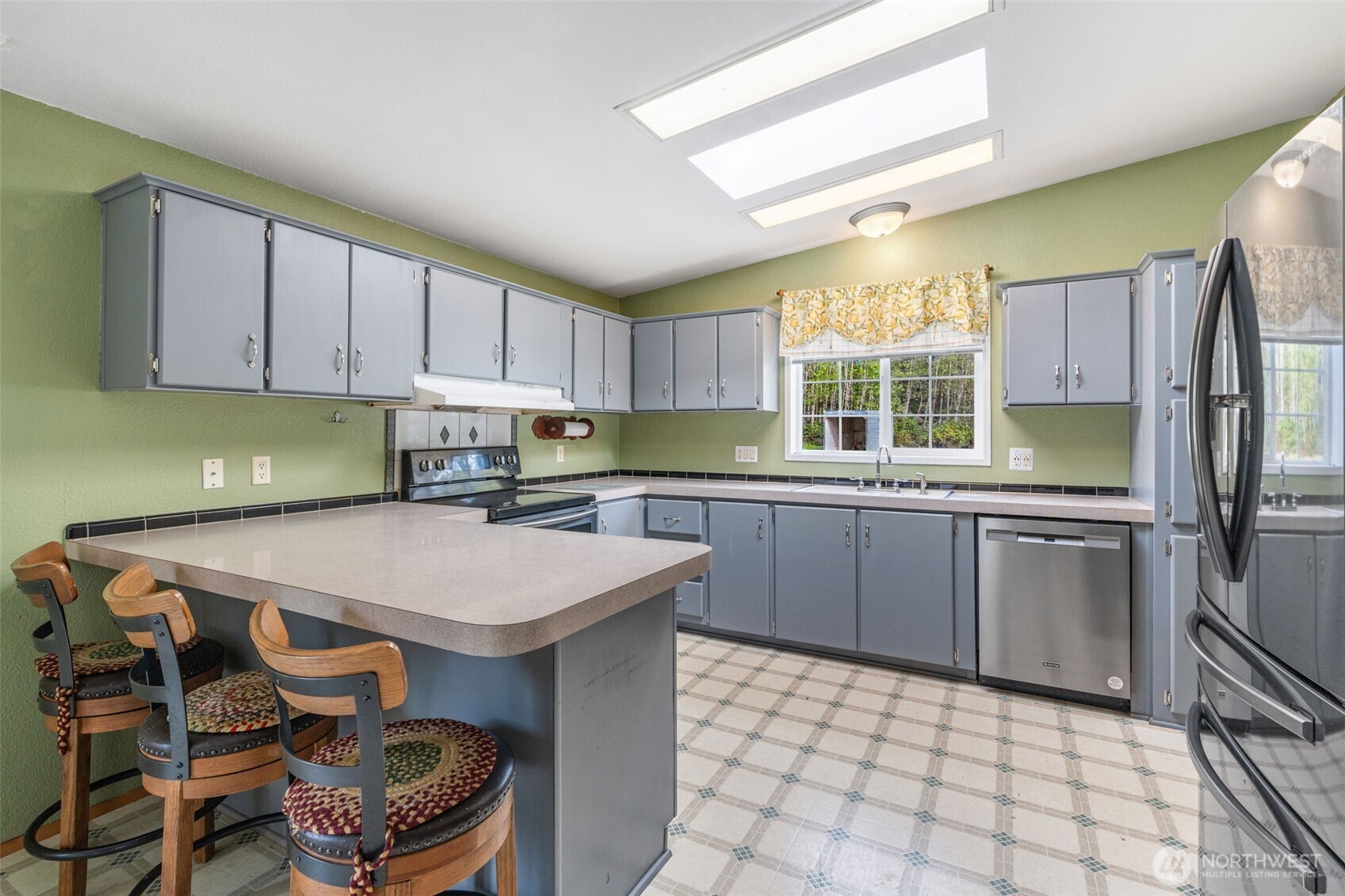 1332 Centralia Alpha Road Chehalis, WA 98532 - Photo 23 of 40 a kitchen with stainless steel appliances granite countertop a sink a stove a refrigerator cabinets and chairs