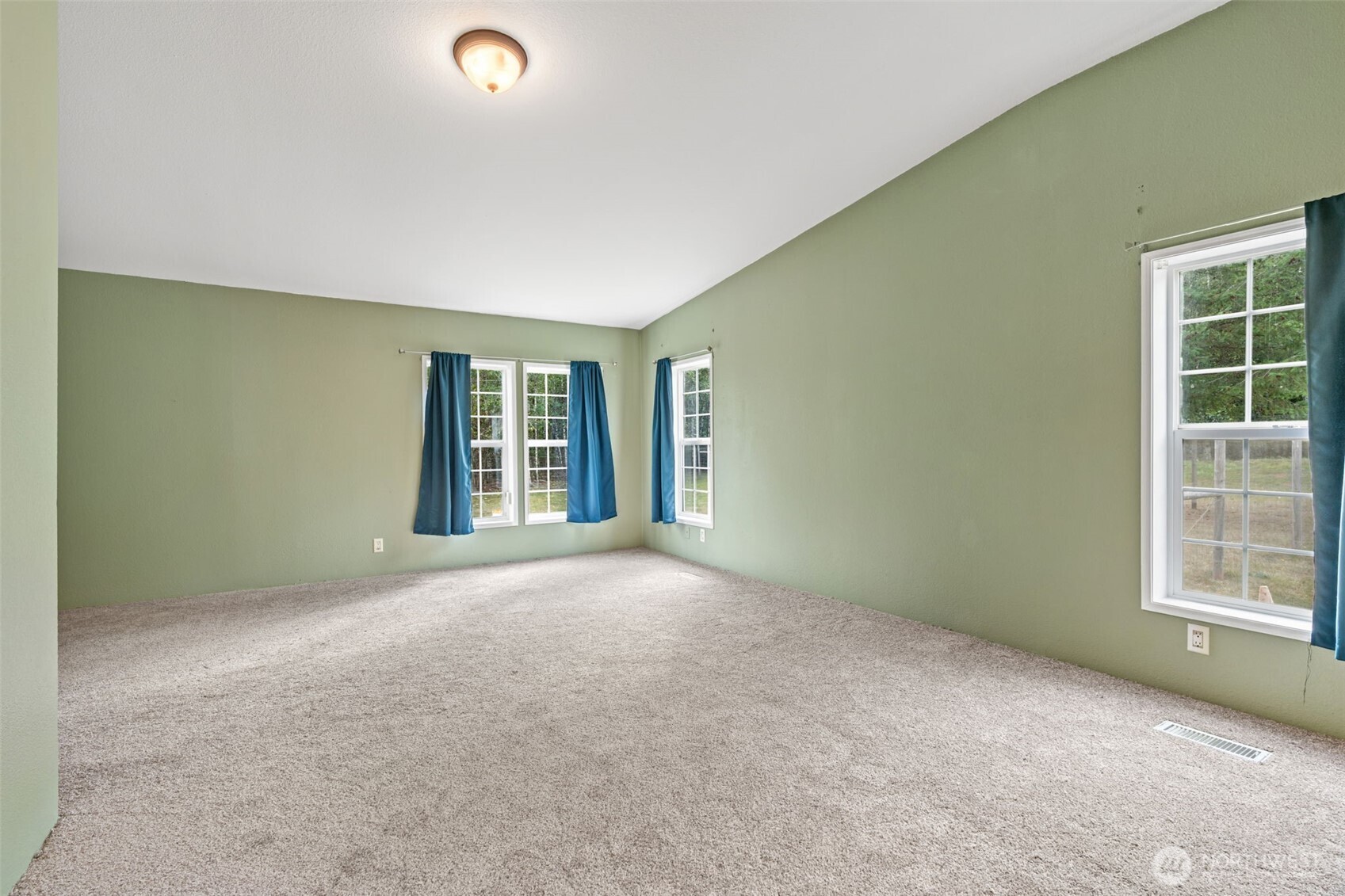 1332 Centralia Alpha Road Chehalis, WA 98532 - Photo 30 of 40 an empty room with windows