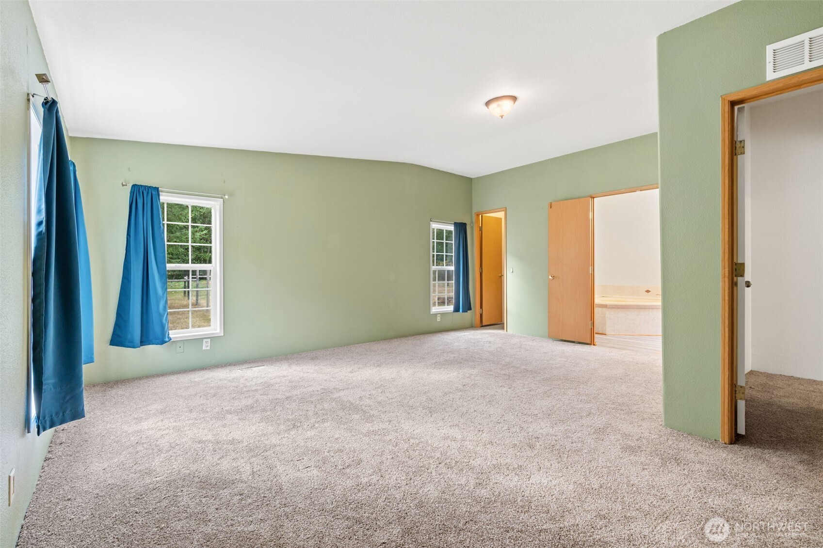 1332 Centralia Alpha Road Chehalis, WA 98532 - Photo 31 of 40 a view of a big room with windows and closet