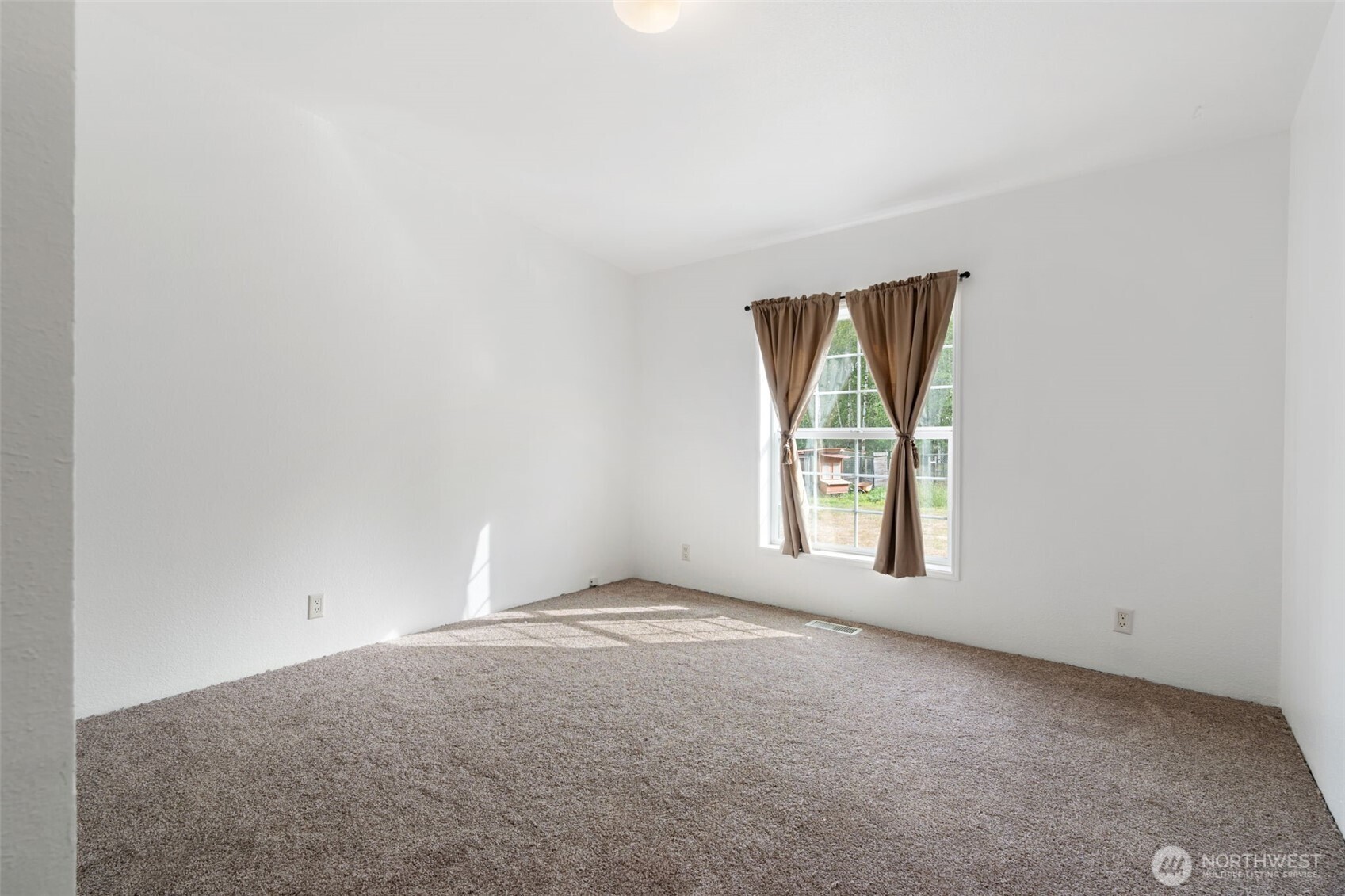 1332 Centralia Alpha Road Chehalis, WA 98532 - Photo 34 of 40 an empty room with windows and mirror