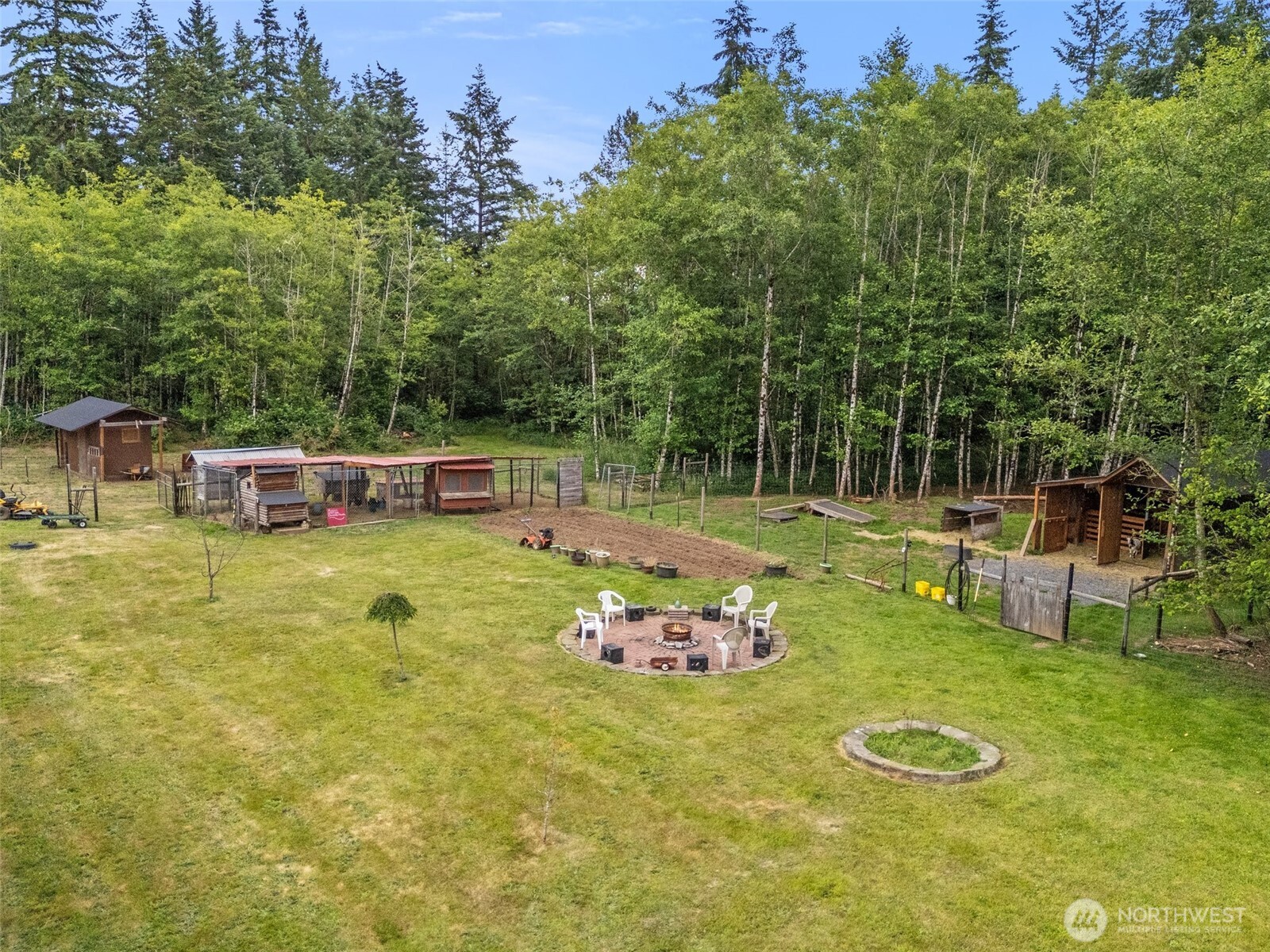 1332 Centralia Alpha Road Chehalis, WA 98532 - Photo 8 of 40 a view of a swimming pool with a patio