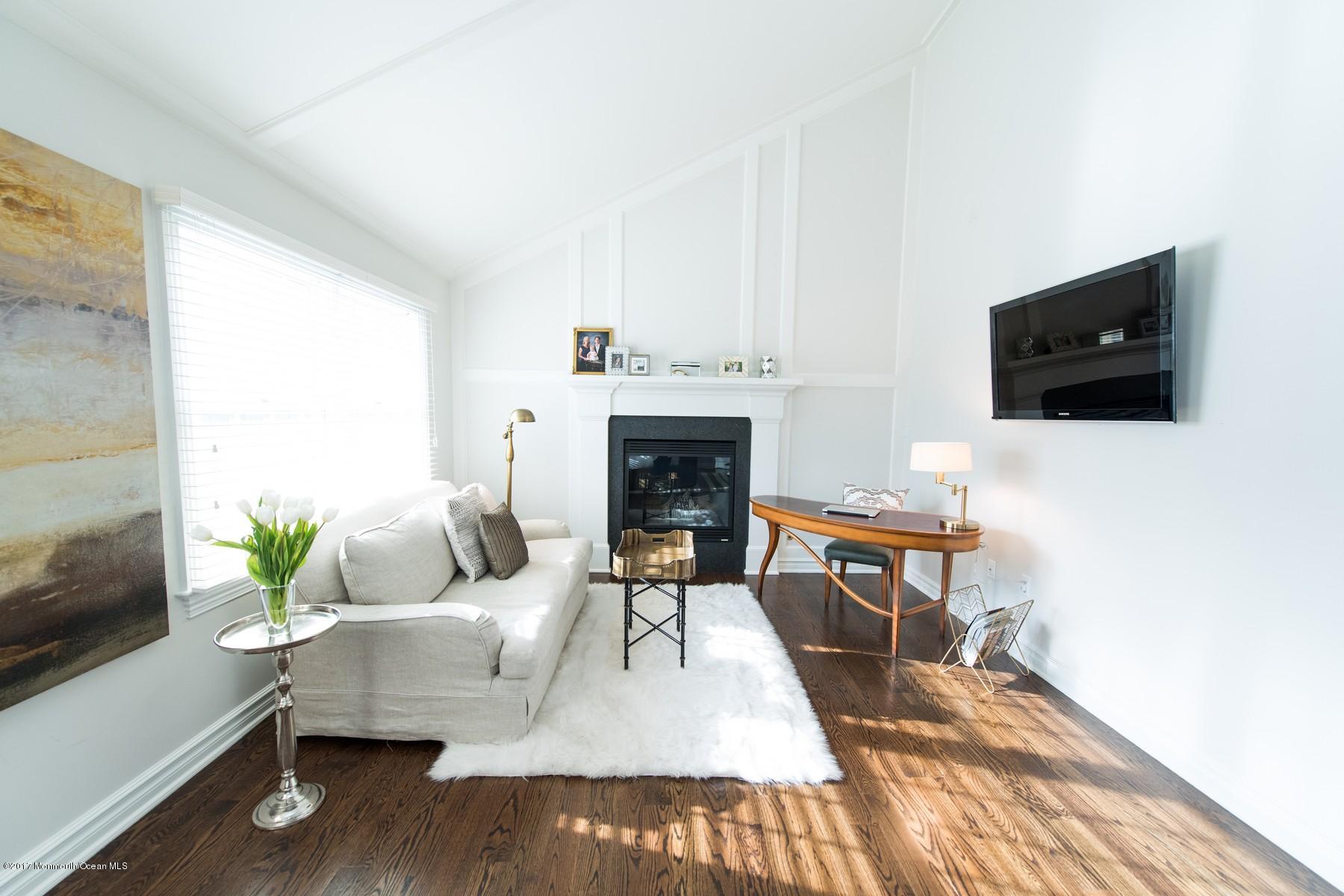 10 Heathcliff Road Rumson, NJ 07760 - Photo 15 of 28 Master Bedroom Sitting