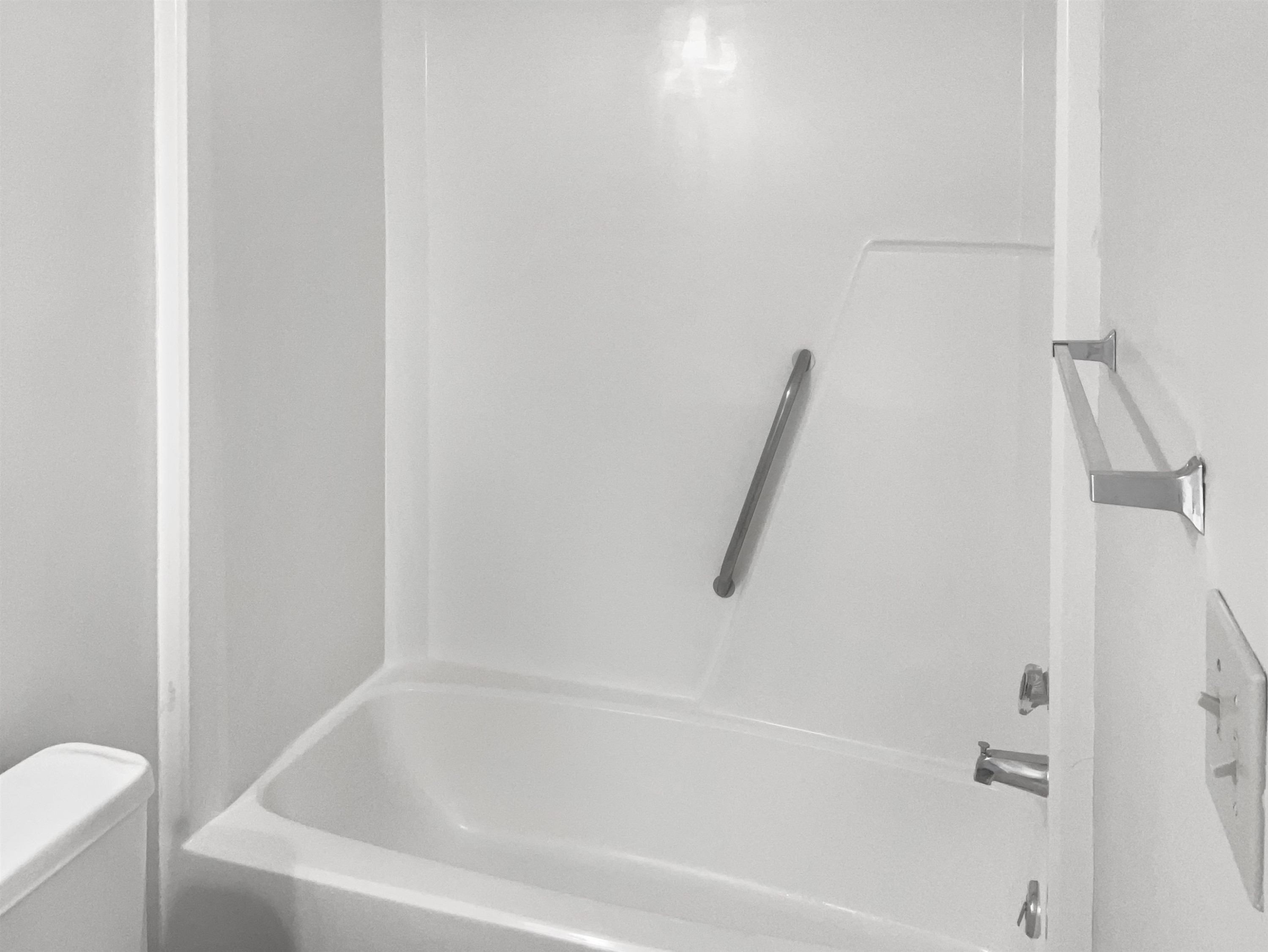 46 Willow Bridge Drive Durham, NC 27707 - Photo 28 of 29 a bathroom with a bathtub