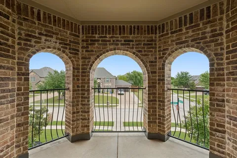 a view of entryway with a balcony