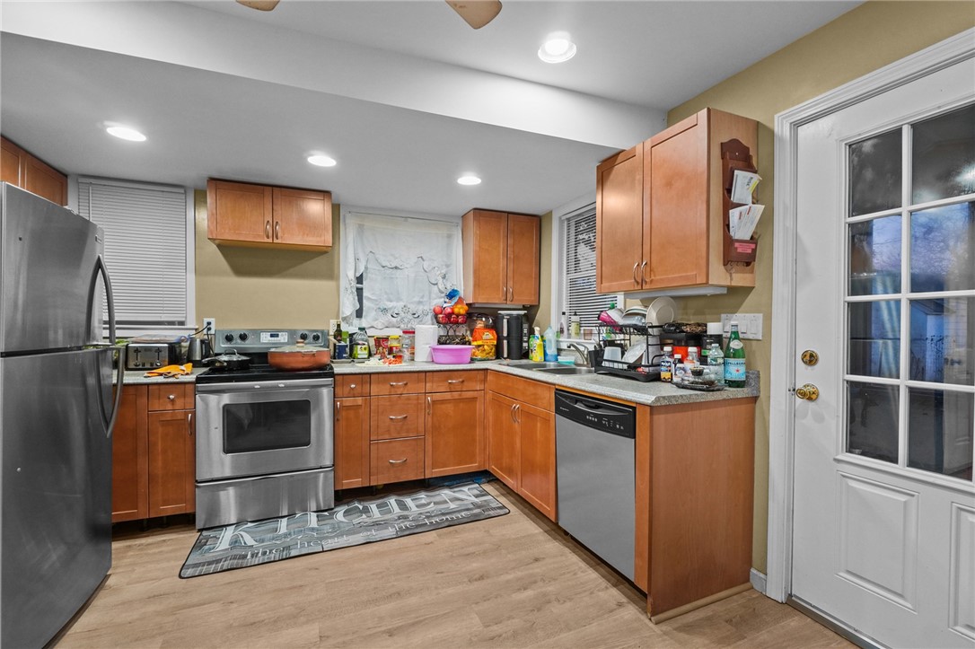 38 Pender Avenue Warwick, RI 02889 - Photo 14 of 35