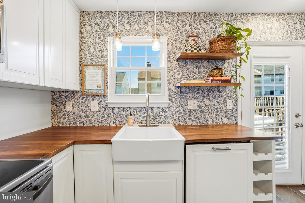 5712 Richardson Mews Square Halethorpe, MD 21227 - Photo 11 of 29 a kitchen that has a sink and a stove