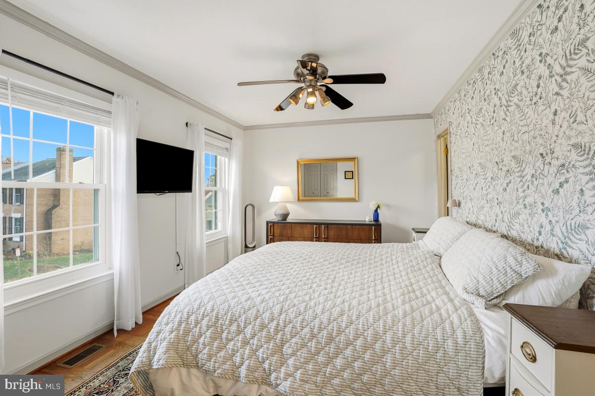 5712 Richardson Mews Square Halethorpe, MD 21227 - Photo 20 of 29 a bedroom with a large bed and a flat tv screen