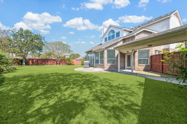 a view of an house with backyard and garden