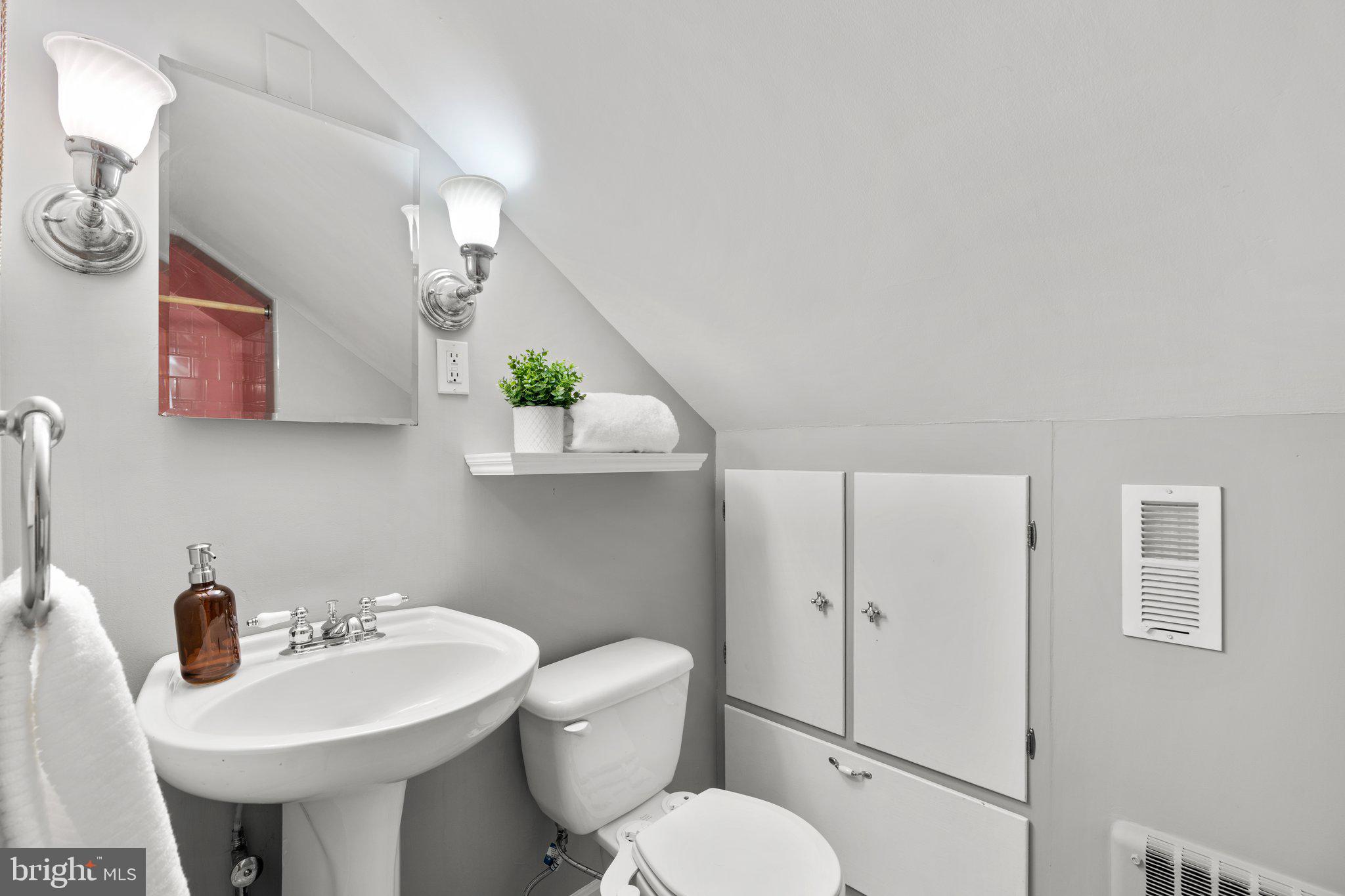 4629 Briarclift Road Baltimore, MD 21229 - Photo 33 of 65 Upper level; full bathroom.