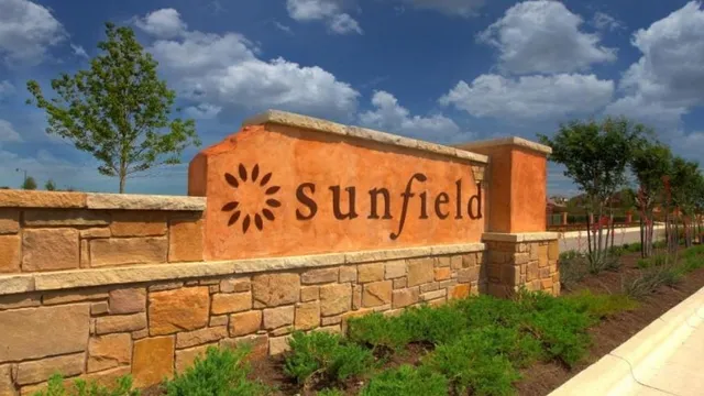 a sign that is on the side of the road