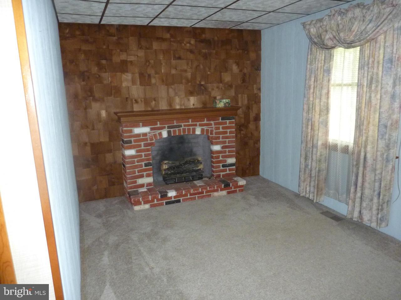 8201 Northview Road Baltimore, MD 21222 - Photo 11 of 12 Living Room