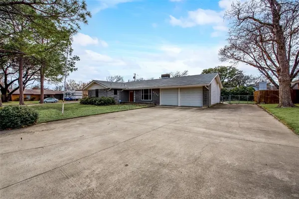 $2,295 | 3711 East Devonshire Court, Irving, TX 75062
