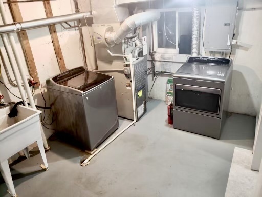 602 West Central Road Arlington Heights, IL 60005 - Photo 18 of 22 a kitchen with a stove and a refrigerator