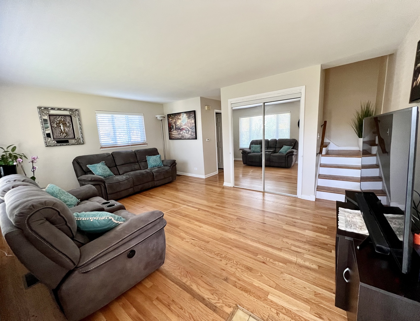 602 West Central Road Arlington Heights, IL 60005 - Photo 3 of 22 a living room with furniture