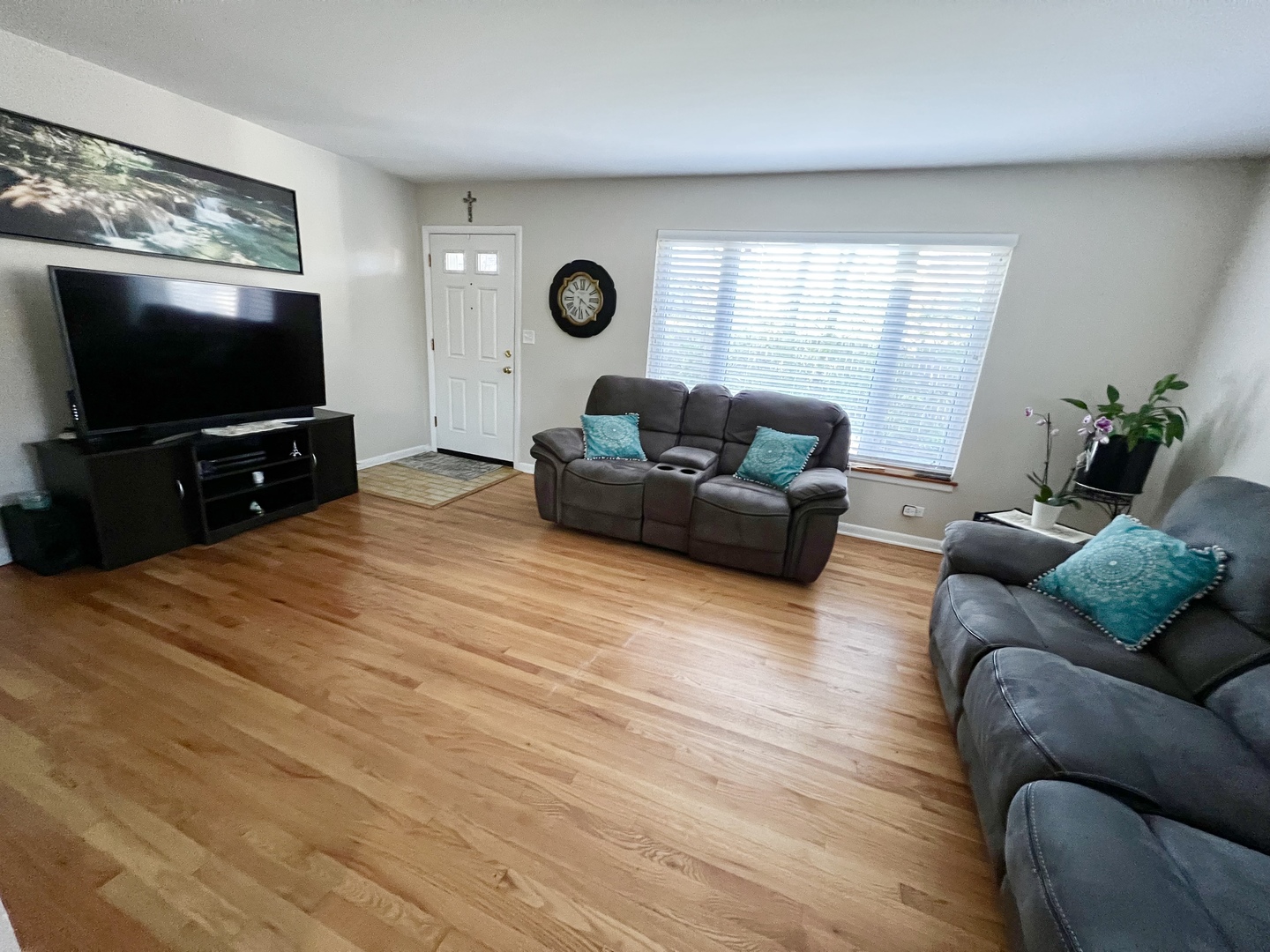 602 West Central Road Arlington Heights, IL 60005 - Photo 5 of 22 a living room with furniture and a flat screen tv