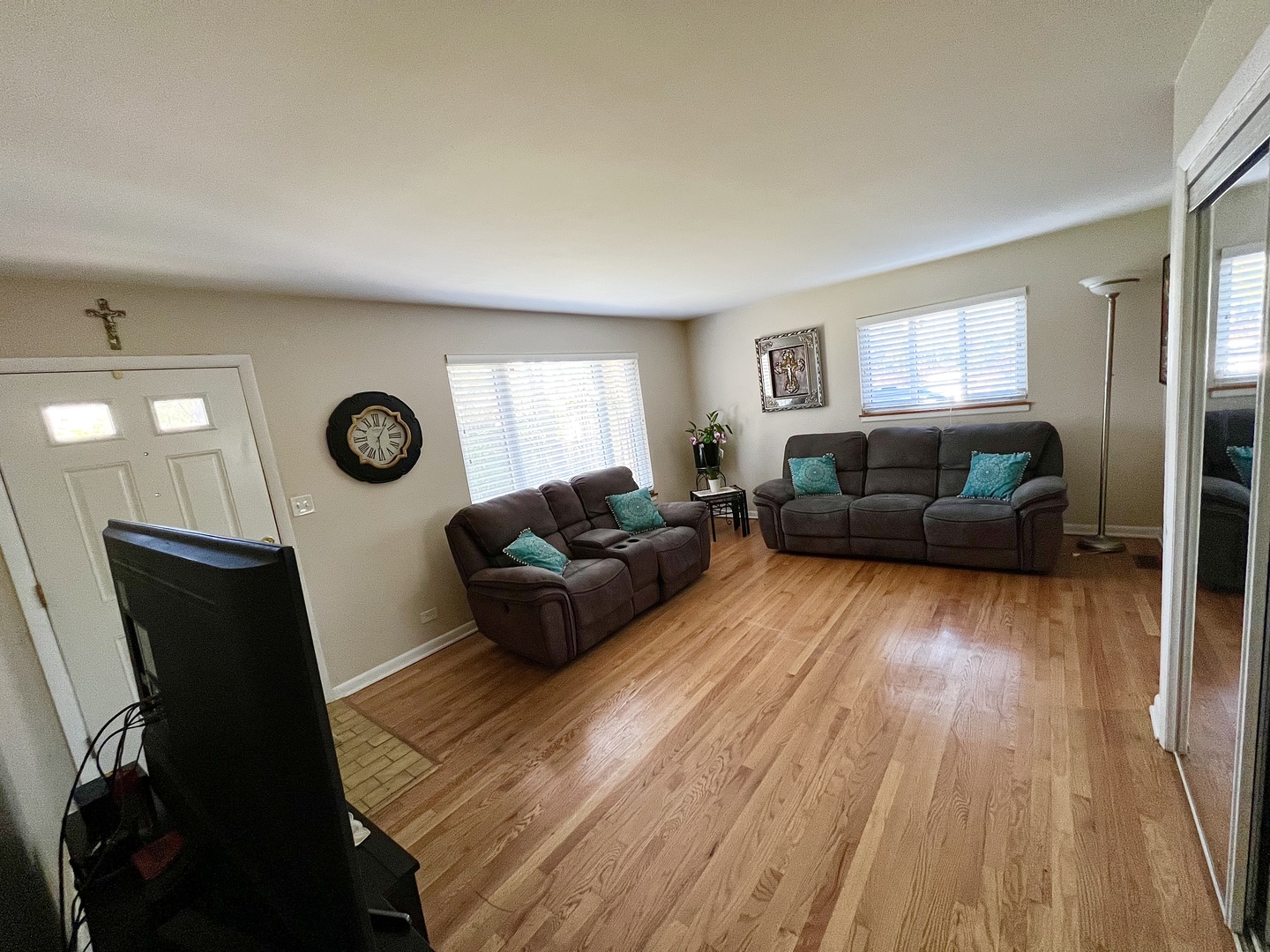 602 West Central Road Arlington Heights, IL 60005 - Photo 6 of 22 a living room with furniture and a wooden floor