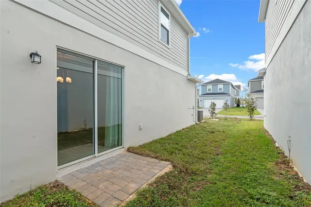 a view of yard in front of house