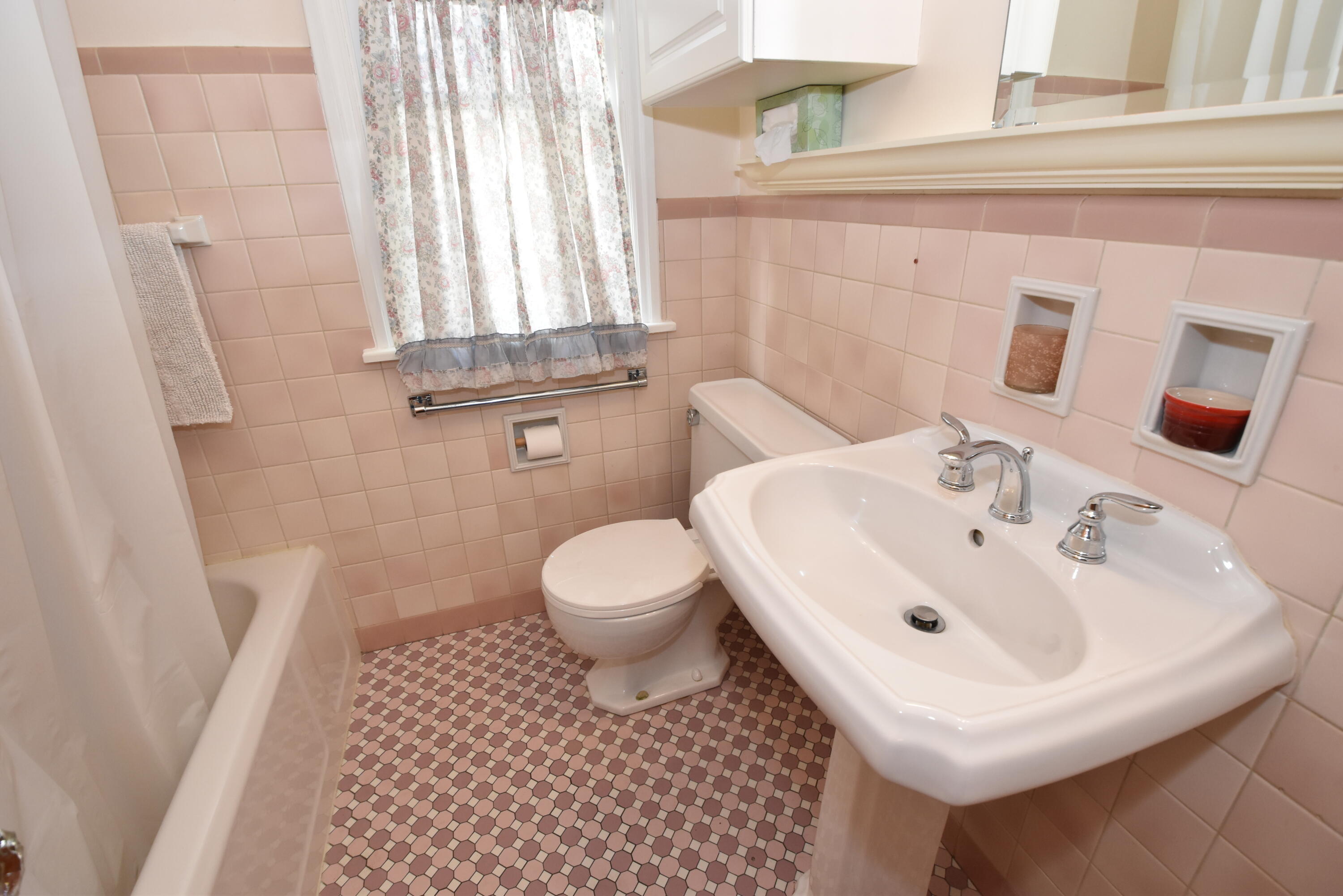 5132 West Townsend Street Milwaukee, WI 53216 - Photo 17 of 26 Bathroom