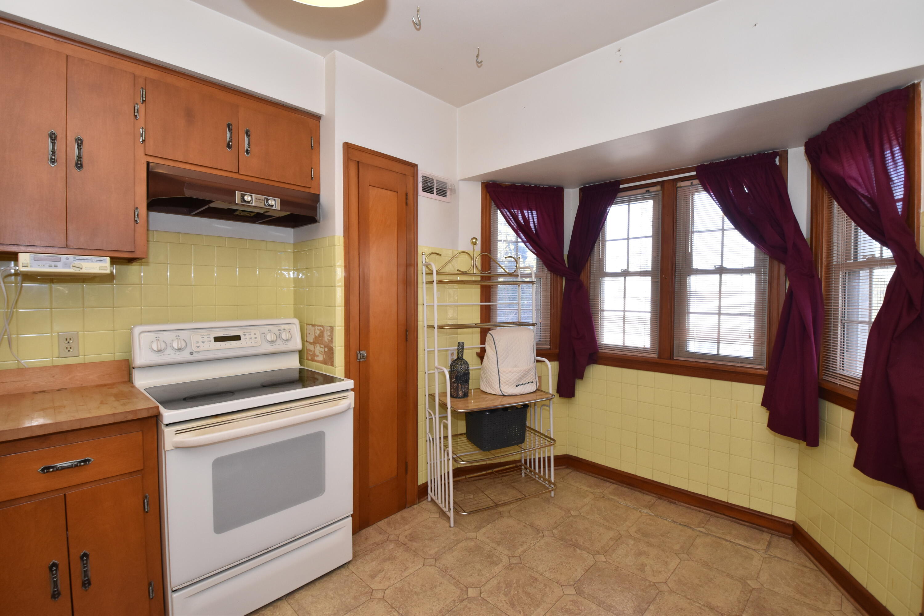 5132 West Townsend Street Milwaukee, WI 53216 - Photo 19 of 26 Kitchen