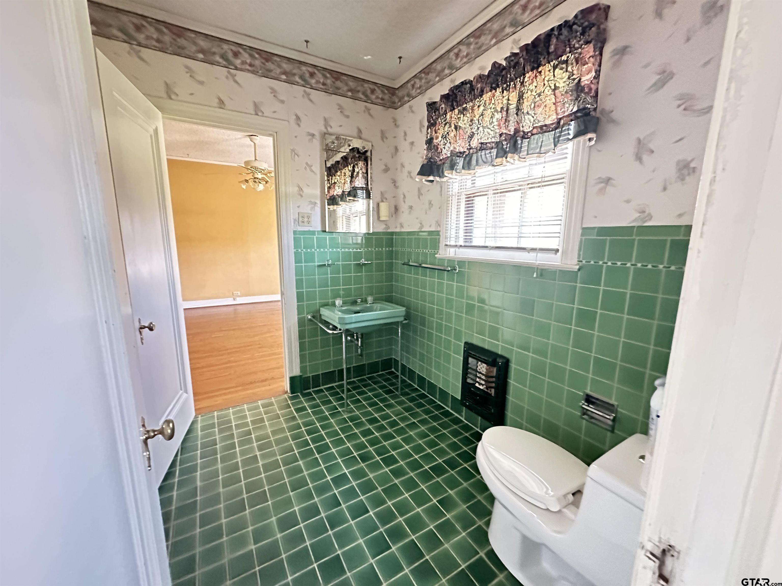 2337 East Rusk Street Jacksonville, TX 75766 - Photo 21 of 47 a bathroom with a sink toilet and shower