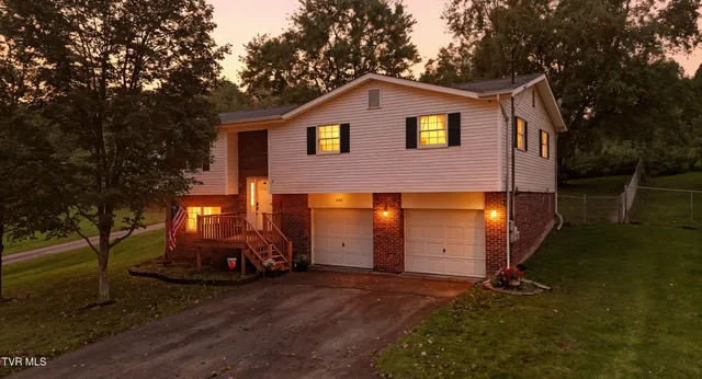 $299,985 | 390 Wallace Pike, Bristol, VA 24202