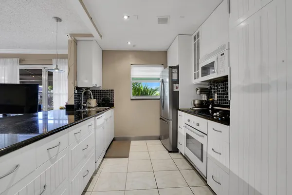$175,000 | 902 South Drive, Unit C, Delray Beach, FL 33445