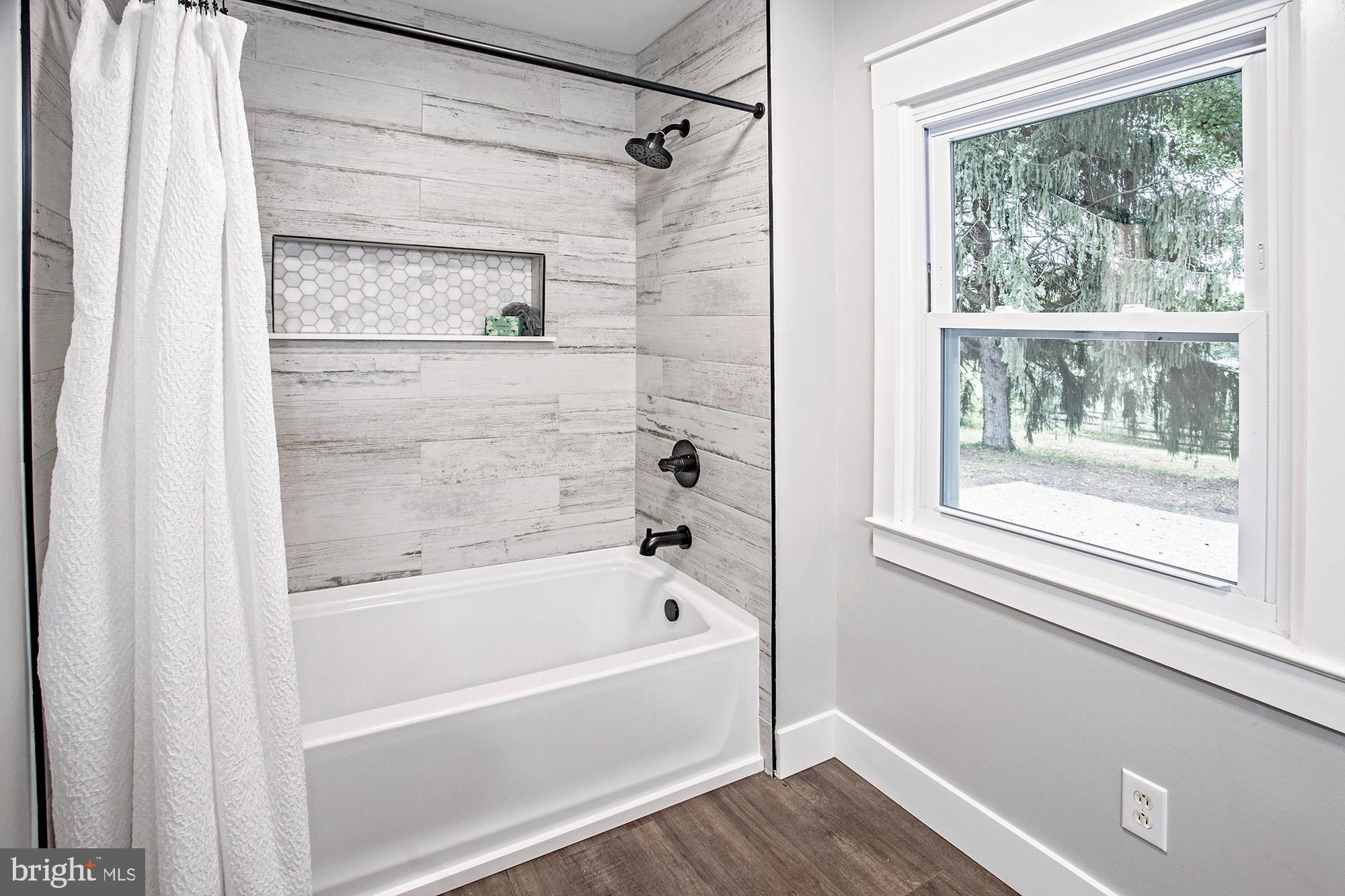 93 Jericho Road Salem, NJ 08079 - Photo 15 of 33 a bathroom with a bathtub