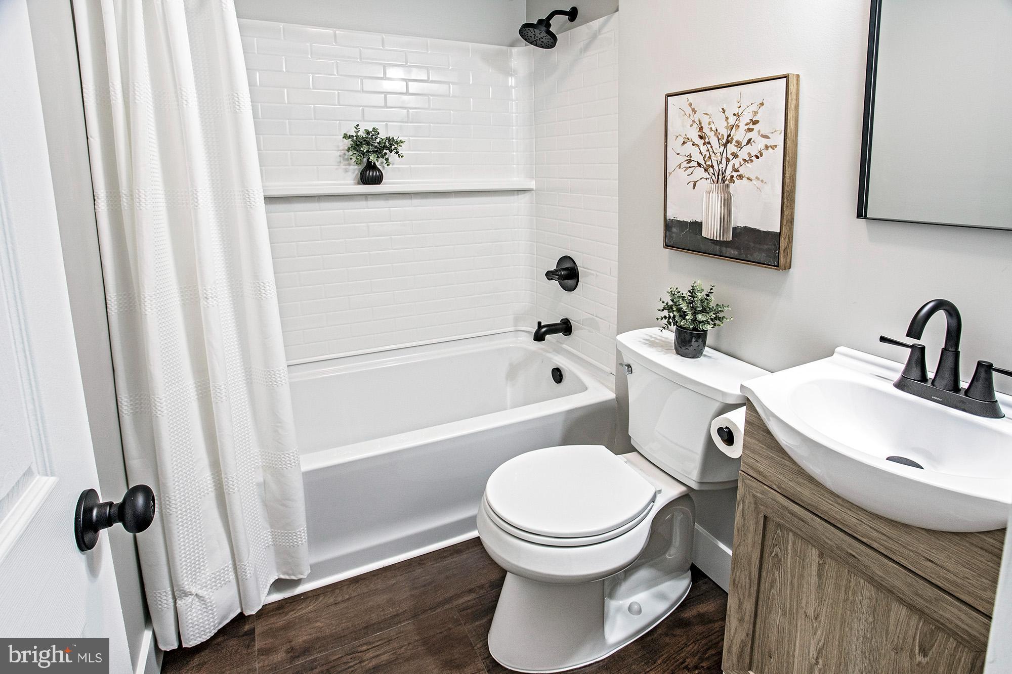 93 Jericho Road Salem, NJ 08079 - Photo 17 of 33 a bathroom with a toilet a sink and bathtub