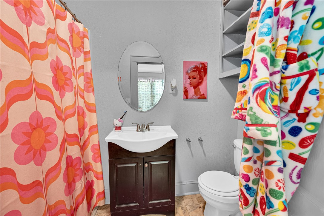 110A Cochran Block, Unit A B Anderson, SC 29625 - Photo 11 of 23 110 B bathroom