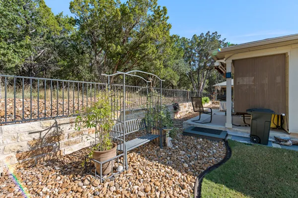 a view of backyard of the house