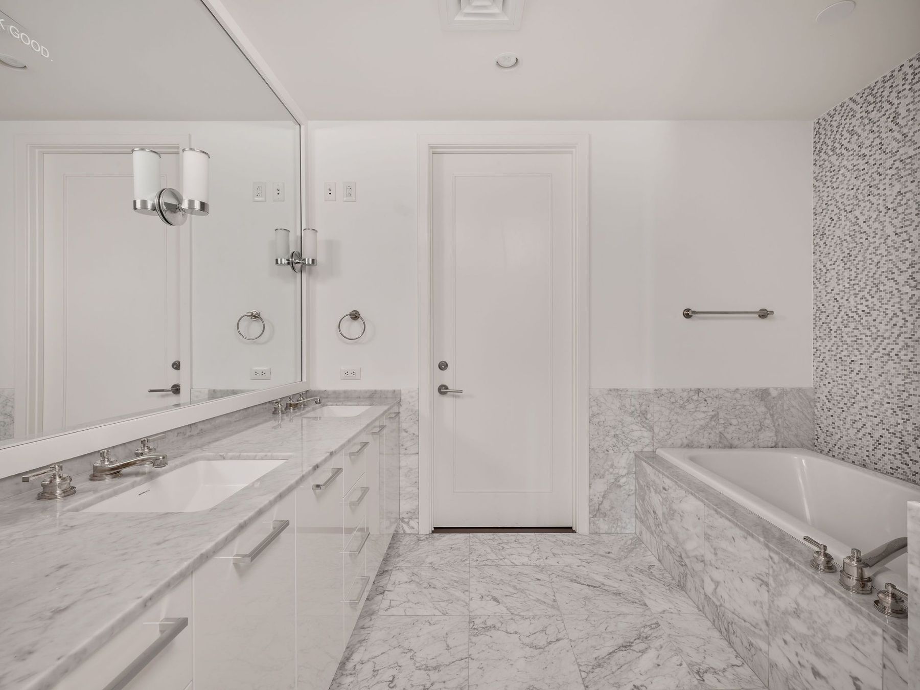 200 Congress Avenue, Unit 23C Austin, TX 78701 - Photo 24 of 40 a spacious bathroom with a tub sink and mirror