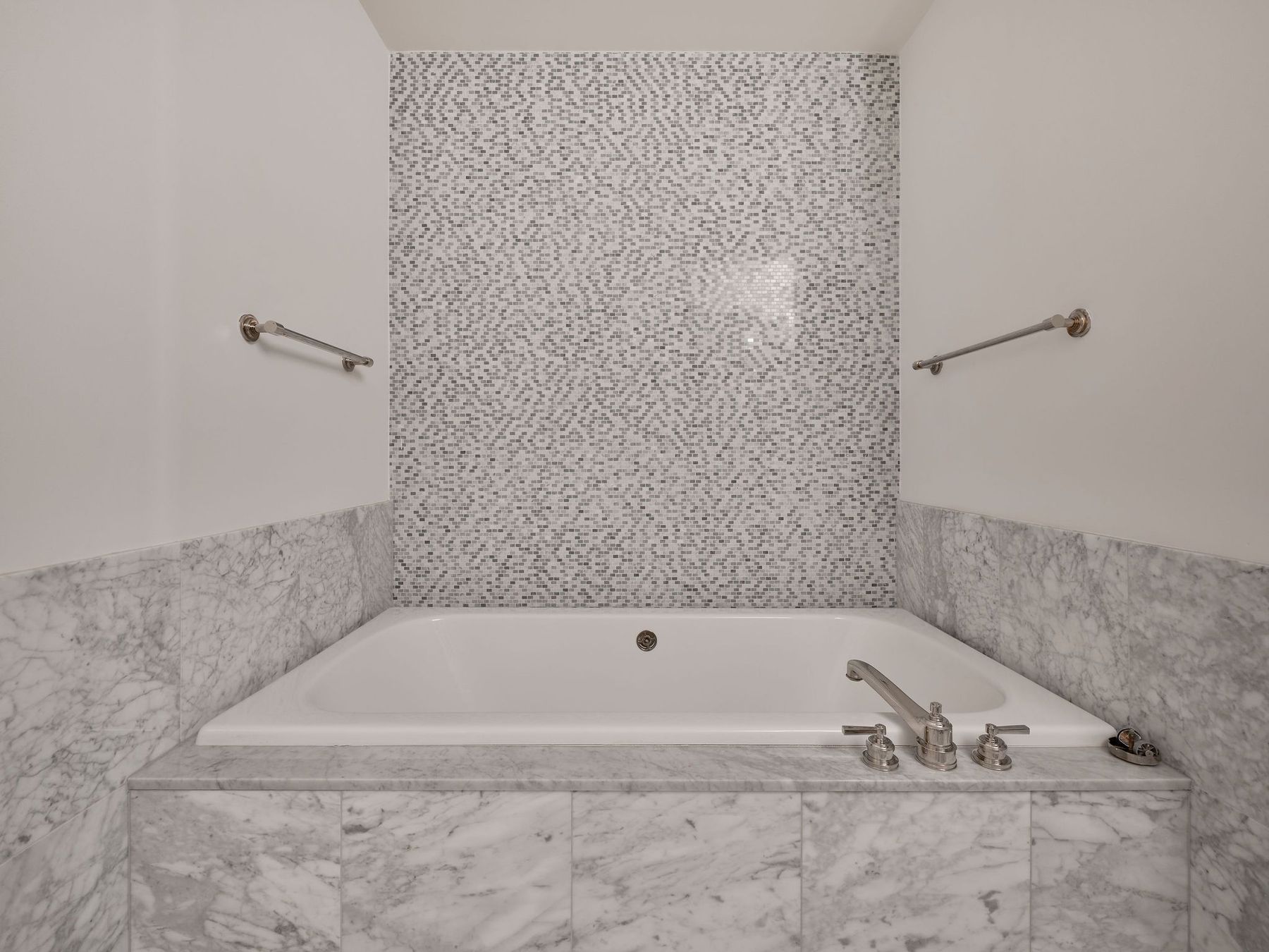 200 Congress Avenue, Unit 23C Austin, TX 78701 - Photo 26 of 40 a bathroom with bathtub